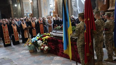 Зустріли навколішки. У Львові попрощалися із морським піхотинцем Русланом Скальським