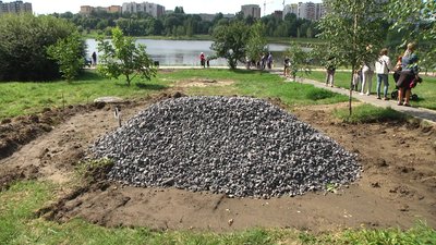 Місце під туалет розчистили, підвезли щебінь, підвели воду та облаштували каналізацію. Місце під туалет розчистили, підвезли щебінь, підвели воду та облаштували каналізацію.