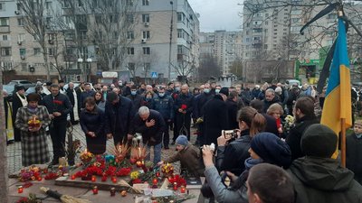 Молебень, свічки та квіти. Як у Херсоні вшанували пам'ять жертв Голодоморів