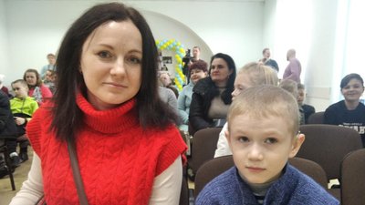 У Житомирі 40 дітей-переселенців отримали допомогу від благодійного фонду "Lumos" У Житомирі 40 дітей-переселенців отримали допомогу від благодійного фонду "Lumos"