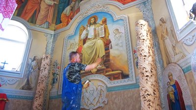 Спроектував і звів 9 святинь: на Вінниччині священник власноруч розписує храм Спроектував і звів 9 святинь: на Вінниччині священник власноруч розписує храм