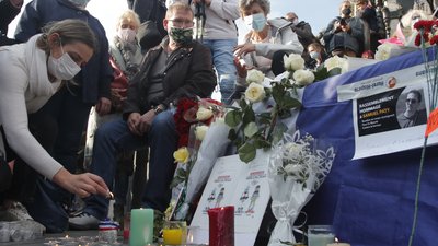 У Франції тисячі людей вийшли на вулиці вшанувати пам’ять вбитого вчителя У Франції тисячі людей вийшли на вулиці вшанувати пам’ять вбитого вчителя