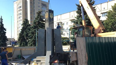 У Житомирі почали встановлювати стелу для пам'ятника Захисникам України