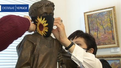 Скульптури Черкаського художнього музею одягли маски Скульптури Черкаського художнього музею одягли маски