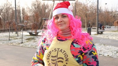 Костюм вовка, Барбі та човен-дракон. Як у Дніпрі пройшов костюмований карнавал на воді Костюм вовка, Барбі та човен-дракон. Як у Дніпрі пройшов костюмований карнавал на воді