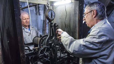 На Тернопільщині реставрують годинниковий механізм із ринкової вежі