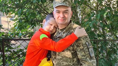 Синові розповідає, що в поході, але в нього є дуже важливе і нелегке завдання. Історія закарпатського військового Сергія