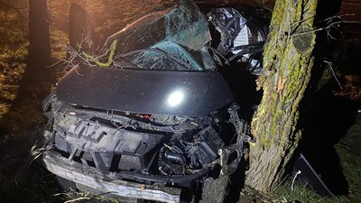 На Миколаївщині внаслідок ДТП чоловіка заблокувало в автівці