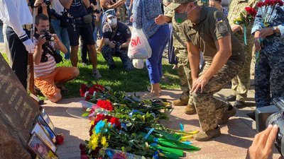 В Одесі вшанували пам'ять захисників України, загиблих у війні на Донбасі В Одесі вшанували пам'ять захисників України, загиблих у війні на Донбасі