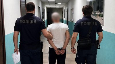 напав на військовослужбовця, пограбував військового, Дніпро