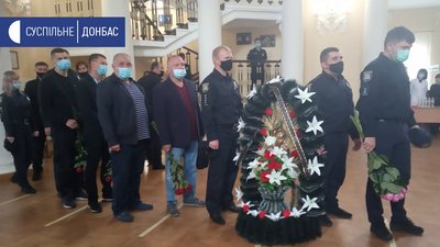 У Сєвєродонецьку прощаються із загиблим командиром батальйону "Луганськ-1" У Сєвєродонецьку прощаються із загиблим командиром батальйону "Луганськ-1"
