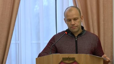 Голова Полтавської міської виборчої комісії Євген Ніколаєнко доповідає Голова Полтавської міської виборчої комісії Євген Ніколаєнко доповідає