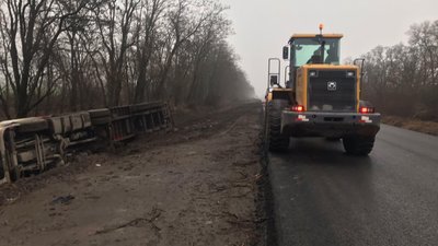 Водій порушив вимоги дорожніх знаків. На Кіровоградщині перевернулася вантажівка Водій порушив вимоги дорожніх знаків. На Кіровоградщині перевернулася вантажівка