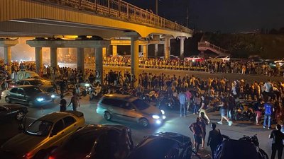 В Одесі гонщики заблокували частину траси, поліція назвала це самоуправством В Одесі гонщики заблокували частину траси, поліція назвала це самоуправством