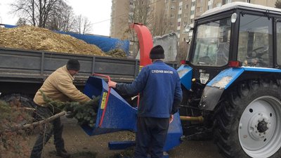 У Тернополі забирають ялинки для переробки та утилізації У Тернополі забирають ялинки для переробки та утилізації