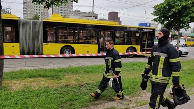 "Люди набридли". Поліція затримала киянина, який намагався спалити тролейбус із пасажирами