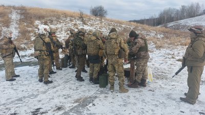 "Щоб зброя не застоювалась": як тренуються воїни на Сумщині "Щоб зброя не застоювалась": як тренуються воїни на Сумщині
