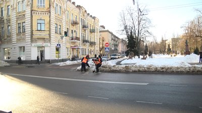 У Житомирі чистять зливні решітки – забиті снігом У Житомирі чистять зливні решітки – забиті снігом