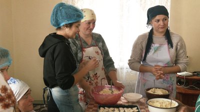 Як волонтери з прикарпатського села Радча готували чергову партію вареників на передову Як волонтери з прикарпатського села Радча готували чергову партію вареників на передову