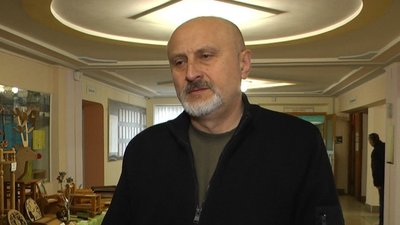 Сергій Михайлов з Хмельницького разом з викладами училища здає гроші на розхідні матеріали для машин Сергій Михайлов з Хмельницького разом з викладами училища здає гроші на розхідні матеріали для машин
