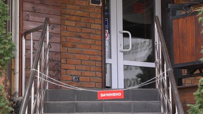 Зачинені для відвідувачів кафе та ресторани - тепер поїсти можна лише, взявши улюблену страву з собою. Фото: Суспільне. Поділля.