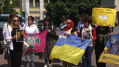 Після молебню хмельничани вийшли на безстрокову акцію у підтримку військовополонених. 19.05.2023 рік. Після молебню хмельничани вийшли на безстрокову акцію у підтримку військовополонених. 19.05.2023 рік.