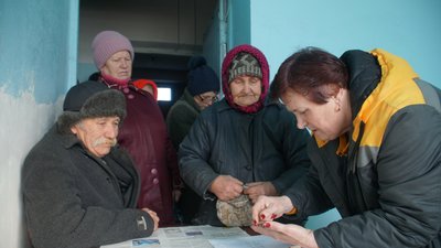 "Люди чекають на нас": як у прифронтовій зоні на Запоріжжі працює пересувне відділення пошти "Люди чекають на нас": як у прифронтовій зоні на Запоріжжі працює пересувне відділення пошти