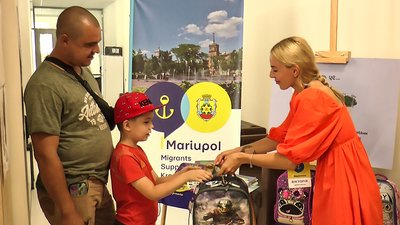 У Кропивницькому першокласникам з Маріуполя видають наплічники зі шкільним приладдям