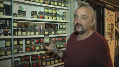 Озера й гори в банках: волинянин колекціонує землю та воду з понад 50 країн Озера й гори в банках: волинянин колекціонує землю та воду з понад 50 країн