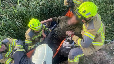 Застряг під перекинутим трактором. На Рівненщині врятували водія Застряг під перекинутим трактором. На Рівненщині врятували водія