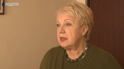 За словами Тетяни Косовської, згоду на щеплення дали біля 900 медпрацівників з двох тисяч, що задіяні у лікуванні "ковідних" хворих. Фото: Суспільне. Поділля. За словами Тетяни Косовської, згоду на щеплення дали біля 900 медпрацівників з двох тисяч, що задіяні у лікуванні "ковідних" хворих. Фото: Суспільне. Поділля.