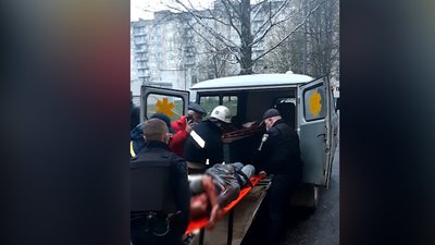У Малій Висці чоловік випав з вікна четвертого поверху. Він живий