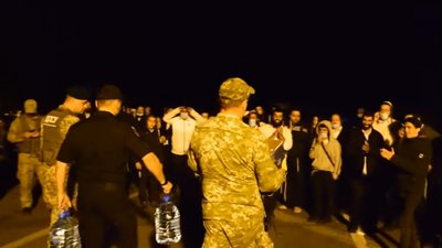 Другий день на українсько-білоруському кордоні збираються хасиди-паломники. Другий день на українсько-білоруському кордоні збираються хасиди-паломники.