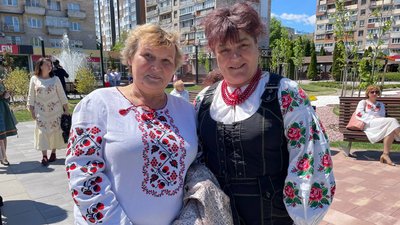 "Вишиваємо перемогу": у Черкасах під час фотосесії збирали гроші для ЗСУ "Вишиваємо перемогу": у Черкасах під час фотосесії збирали гроші для ЗСУ