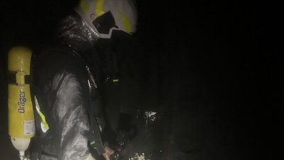 Рятувальник гасить пожежу