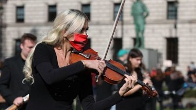 У Лондоні сотні музикантів зіграли під будівлею парламенту на знак протесту