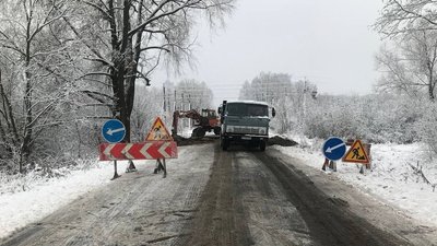 Продовжили ремонт труби у місті на Волині, дорога залишається перекритою Продовжили ремонт труби у місті на Волині, дорога залишається перекритою