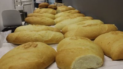 "Душею вболіваємо за хлопців": у Харкові волонтери випікають хліб із тризубами "Душею вболіваємо за хлопців": у Харкові волонтери випікають хліб із тризубами