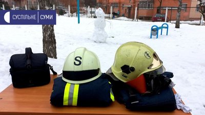 У Сумах рятувальники навчали працівників школи правилам поводження під час пожежі У Сумах рятувальники навчали працівників школи правилам поводження під час пожежі