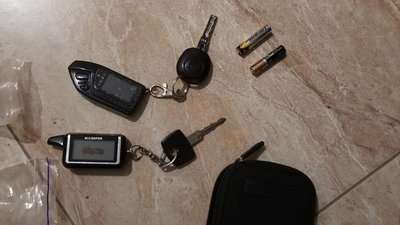 Один із затриманих за допомогою сканера відчинив транспортний засіб, та викрав понад 730 тисяч гривень. Фото: ГУ НП у Хмельницькій області Один із затриманих за допомогою сканера відчинив транспортний засіб, та викрав понад 730 тисяч гривень. Фото: ГУ НП у Хмельницькій області