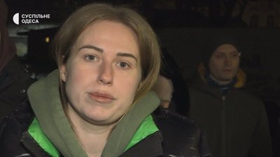Вимагають дозвіл на виїзд на роботу та протестують проти затримання Крістіни Король: в Одесі біля СБУ зібрались моряки Вимагають дозвіл на виїзд на роботу та протестують проти затримання Крістіни Король: в Одесі біля СБУ зібрались моряки