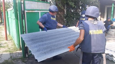 В бронежилетах та касках: рятувальники Рівненщини відновлюють пошкоджені обстрілами будинки на Сході В бронежилетах та касках: рятувальники Рівненщини відновлюють пошкоджені обстрілами будинки на Сході