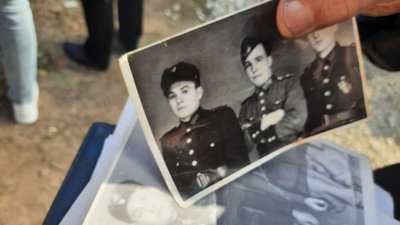 Деякі люди принесли світлини родичів, які поховані у лісі Деякі люди принесли світлини родичів, які поховані у лісі