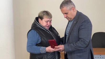 Трьох військових з Дніпропетровщини посмертно відзначили державними нагородами Трьох військових з Дніпропетровщини посмертно відзначили державними нагородами