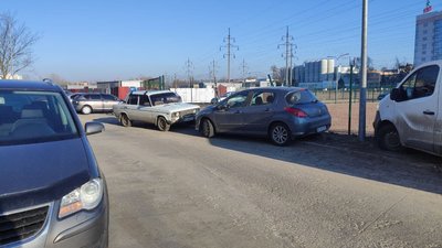 Хаотична парковка в нових мікрорайонах Хаотична парковка в нових мікрорайонах