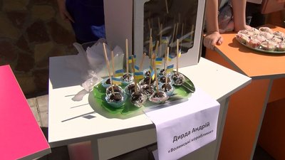 У Луцьку організували благодійний ярмарок "Солодкі мрії" зі збору грошей для ЗСУ
