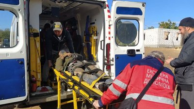 Під Харковом чоловіка засипало ґрунтом: його врятували офіцер громади та місцеві