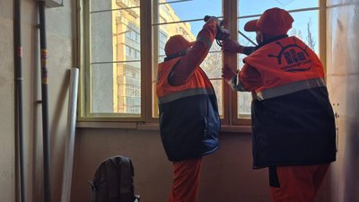 Комунальники закривають вибиті вікна після атаки РФ на Одесу 6 квітня 2026 року