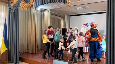 Вистава для дітей. Миколаївські студенти зіграли казкових персонажів в евакуаційному центрі
