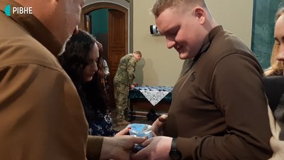 У Рівному дітям загиблих бійців вручили "Батьківські серця" У Рівному дітям загиблих бійців вручили "Батьківські серця"